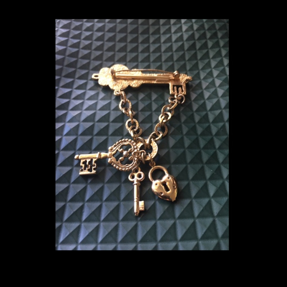 🌟🦋 3/$13 Key pin w/ hanging lock and key charms